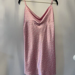 Sommarklänning  - En sååå fin sommarklänning från zara. Älskar denna men säljer då den inte passar längre. 