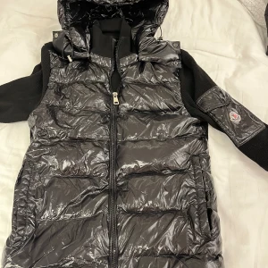 Moncler Cardigan - Säljer en riktigt fet moncler cardigan. Den är i bra skick, och har inga skador. Luvan kan man ta av och sätta på.