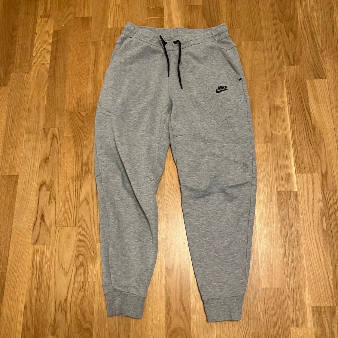 Nike Tech byxor grå