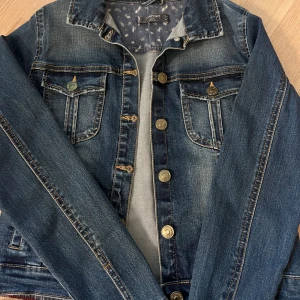 Jeansjacka för barn flicka  - Jätte söt jeansjacka för barn. 