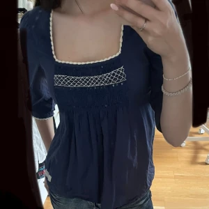 Odd Molly blus - Säljer min jättefina blus som inte kommer till användning. Detaljer runt bysten och längt ner på ärmarna. Har knyte på ryggen så man kan Justera om det skulle behövas! Skulle uppskatta den som en s-m💕 skriv vid andra frågor!