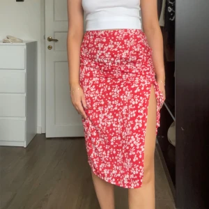 Kjol shein stl xs  - Kjol med slit från shein i stl Xs💗