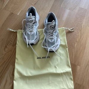 Axel Arigato Marathon runner - Marathon Runner från Axel arigato i storlek 38!  Använda fåtal gånger men i nyskick!  Nypris: 3100kr Köparen står för frakt❣️