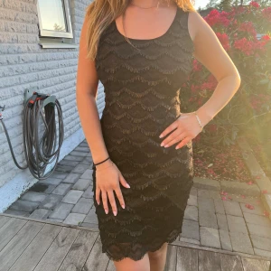 Festlig klänning från Guess - Festlig klänning från guess, med din urringning och figursydd. Guldiga inslag. Använd fåtal gånger, inga defekter. 