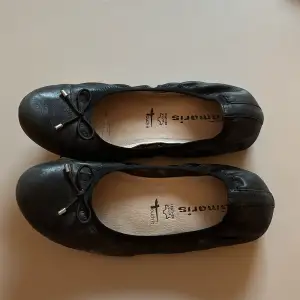 Svarta ballerinaskor från Tamaris i läder!