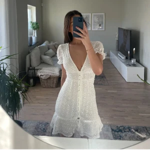 Vit sommarklänning  - Jättefin vit student/sommarklänning som tyvärr inte kommit till användning. Köpte den här på Plick, bilderna är lånade av tjejen jag köpte klänningen av💞