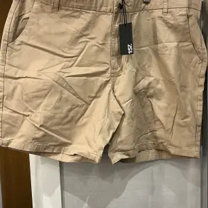 Säljer aldrig använda shorts från Lager 157 i storlek XL. De är beiga och prislappen finns kvar 
