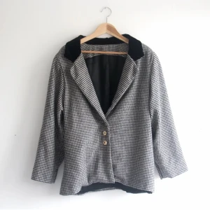 Retro jacka/kavaj - Retro jacka/kavaj i hundtandsmönster. Guldknappar. Tyg i ull, krage i sammet. Mycket bra skick. 