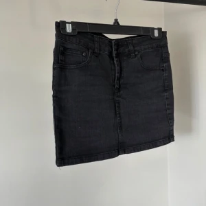 Svart jeanskjol  - Köpte den på Vinted men har aldrig använt då den är lite för liten på mig som i vanliga fall har s❤️jättebra kvalitet å inga fläckar( lånade bilder )