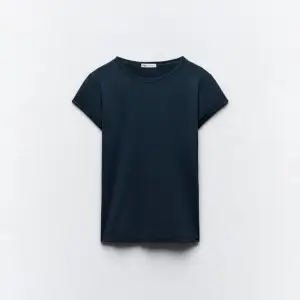 As najs mörk blå t shirt från zaras storlek M, kan användas både vardagligt och till träning!❤️(ganska tajt i storleken) 
