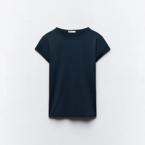 Zara T-shirt  - As najs mörk blå t shirt från zaras storlek M, kan användas både vardagligt och till träning!❤️(ganska tajt i storleken) 