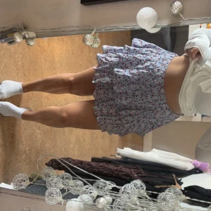 Zara volangkjol - Super fin volang kjol från zara som jag köpte förra sommaren men nästan aldrig använd. Den har även inbyggda shorts på insidan.