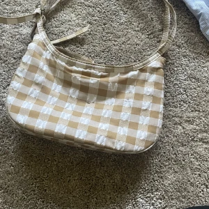 Söt väska från Zara - Använder aldrig, känns hemskt att låta en sån fin väska gå till spillo 