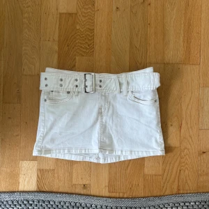 Minikjol lågmidjad - Vit lådmidjad minikjol med skärp till som går att ta av , storlek 34 /  XS 🌼 jättefint skick förutom några små små fläckar som knappt syns . 🩷🩷 skriv privat för mått eller fler bilder 