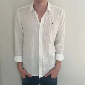 MORRIS - SKJORTA  - Storlek M - Skick 9,5/10 - Nypriss 1499kr - Vårt pris - 549kr - Modellen är 184