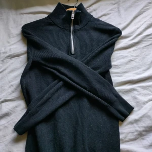 Tröja - Säljer min svarta tröja med zip på. Storlek S