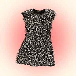 Klänning - En klänning med blommor, har tecken på användning men ändå bra skick :)  Den passar mig även om det inte är min storlek