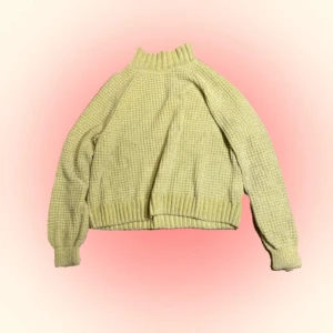 Tjocktröja - En grön tjocktröja, i väldigt mjukt och gosigt material. Lappen är dock bortklippt så jag vet inte vart den kommer ifrån