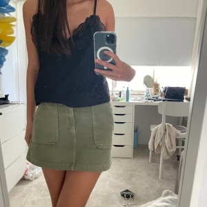 Zara kjol - Supersnygg minikjol från Zara! Den är köpt på barnavdelningen i storlek 14, men passar även på mig som är storlek 34.