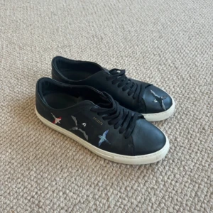 Axel Arigato skor - Hej säljer mina arigatos skor som är i väldigt bra skick, dom är storlek 45 och riktigt fräscha, nypris är ca 2000kr, hör av dig om frågor och funderingar, pris kan diskuteras vid snabb affär.