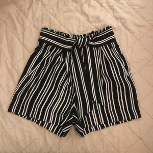 Shorts från H&M, svart/vit randiga, dragkedja med snörning, avslappnad passform, storlek 36, fint skick!