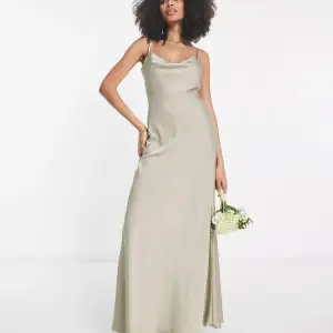 Jättefin salviagrön (ljusgrön-vit) kångklänning i satin. Perfekt som balklänning men även finare klänning💕 stl .38 (säljer pga för liten) kan skicka egna bilder i dm. 