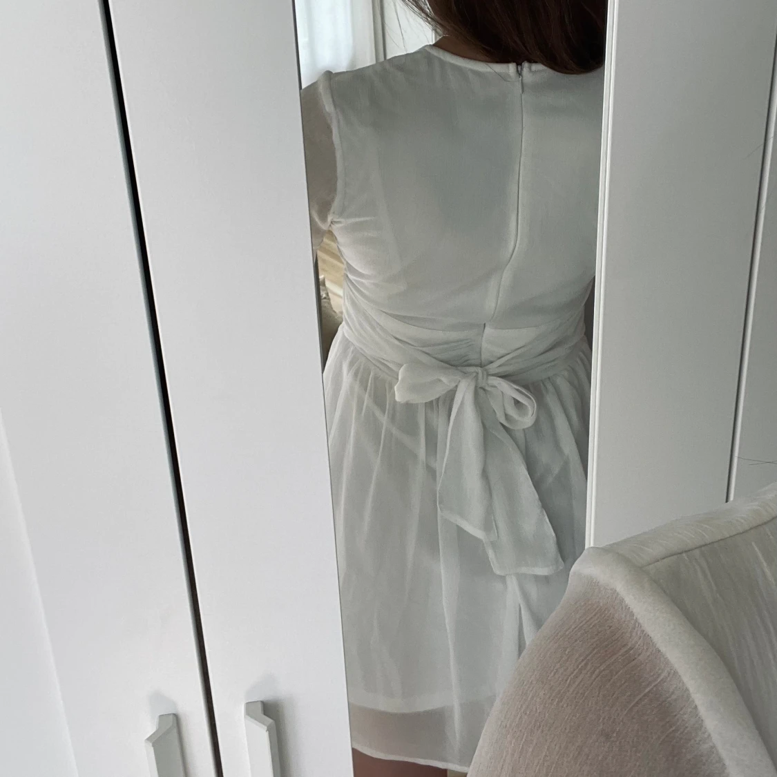 Vit klänning med rosett  - 90