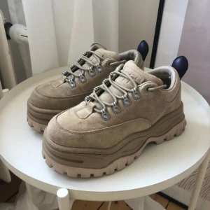 Eytys Angel Suede plattformskor - Mens Size EU 41 Us 8.5 UK 7.5 Skosulans längd: 26.8 cm  Fint skick, klassiska eytys angel med suede i brun/tan färg
