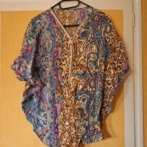 Blus - Blus. Inga defekter. Vet dock inte storleken men jag har storlek s/m och den passar mig perfekt.