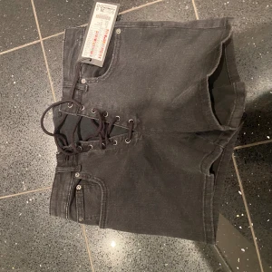 Shorts med snörning  - Säljer dessa coola shorts med snörning man kan knyta! Storlek M men passar mig som har S!