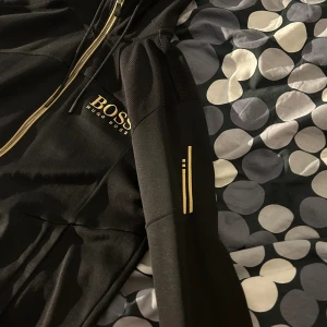 Boss tröja  - Hej! Säljer min Hugo boss tröja. Den är använd men är ändå i bra skick. Kom privat för mer bilder. 