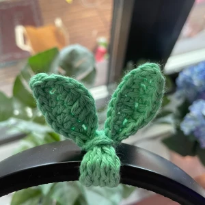 Virkad headphone sprout/ bokmärke🌱 - Handvirkad headphonesprout/ bokmärke, kan användas som båda. Virkad med bomullsgarn🌱 