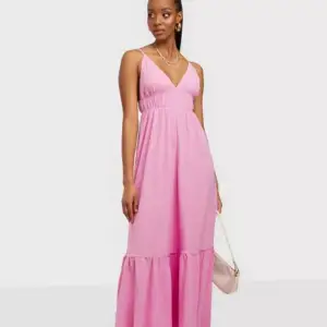 Säljer denna superfina rosa långklänning från Gina Tricot 💞 Stl.XL men passar mig som normalt är stl.M bra.  Använd 2 gånger, jättefint skick! Perfekt till midsommar eller sommarens fester.