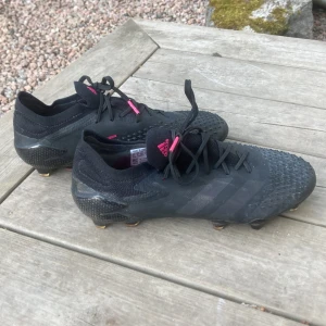Nya FOTBOLLSKOR!!!🤩🤩 - Endast använda nån/ några månader. Dessa svarta Adidas fotbollsskor med rosa detaljer är jätte snygga och som nya. Fotbollsskorna är försmå och säljs pga detta. Skorna är i strl: 39, 1/3 . Ny pris 1800kr så säljer de för 1000kr!!🤩⚽️⚽️💓