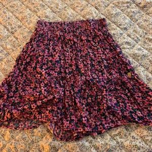 Kjol  - Mönstrad kjol, aldrig använd