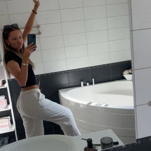 Linnebyxor  - Använt kanske 4 gånger, dom formar vin kropp grymt! Från madlady, små i storleken ja har m i byxorna men har s i vanliga fall därifrån. 