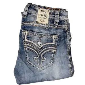 Rock Revival jeans Bootcut fit. W33 [Ytterbenslängd 105cm] [Innerbenslängd 81cm] [Midja 44cm] [Benöppning 23,5cm]