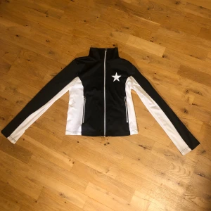 Svart och vit y2k zip up💋 - Y2k zip up i syntet material  Prislappen finns tyvärr inte kvar men skulle säga att den är XS Köpt från amazon från början för typ 200kr och använd ett fåtal gånger, så nästan nyskick, inga defekter förekommer 🤍