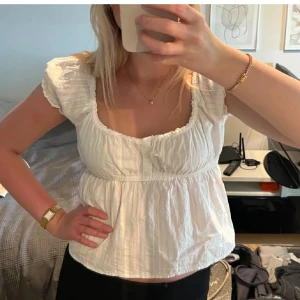 Blus - Så fin topp! Köpt i somras, super bra skick💕