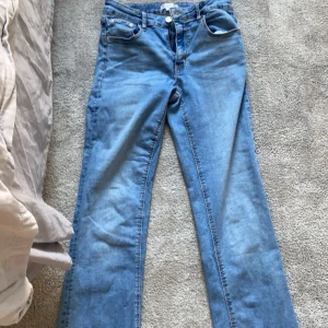 Gina Tricot jeans blåa - 158 i storlek de är ganska långa, bra skick men lite upp sliten längst ner, kan skicka bild💕 