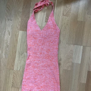 Sommarklänning  - Passar även medel  Extremt stretchiga och bekvämt material  Perfekt för sommaren  Bara använd en gång 