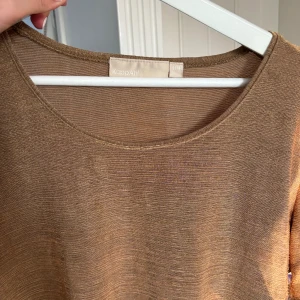 Guldig tshirt - Snygg tshirt, använd men i okej skick. Sitter snyggt oversized på en S/M