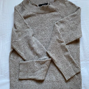 Stickad tröja  - En stickad tröja som aldrig använts 