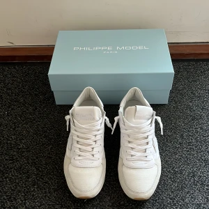 Philippe Model  - Sparsamt använda Models. Perfekta inför sommaren. Allt og ingår. Hör av er om ni har några frågor. Pris kan diskuteras vid snabb affär.