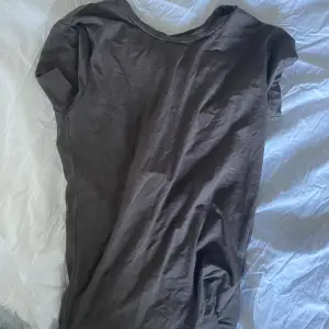 En helt vanlig T-shirt från Gina. Den sitter ganska tight och är en mörkbrun/ grå färg. Anständig ett fåtalgånger men har inte haft användning till den. ☺️