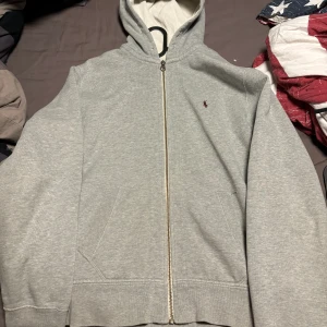 Ralph lauren hoodie - Säljer min Ralph lauren hoodie då den inte kommer till användning. Fint skick, finns en liten defekt på armslutet som man kan få bild på om så önskas, dock inget som syns mycket.  Hör av dig om du har fler frågor 🤗