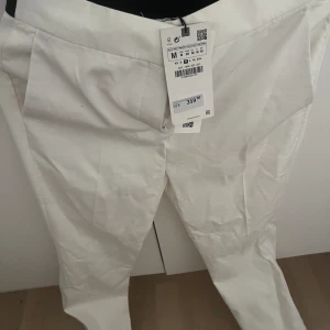 Kostymbyxor Zara - Vita kostymbyxor Zara, strl M Helt nya med prislappar kvar