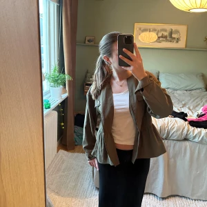 Grön jacka - Snygg tunn grön jacka från Zara, säljer då den inte längre kommer till någon användning, i fint skick! 🌼💓