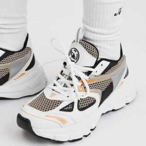 Axel Arigato Marathon Runner - Säljer mina nästintill oanvända sneakers från Axel Arigato i storlek 40. Färg är svart, vit, orange. Nypris 3100, jag säljer för 1300.