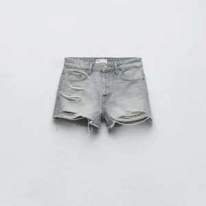 Zara shorts - Jeans shorts ifrån zara helt nya! Lappen är borta men de är aldrig använda, bara testade💕säljs då jag vill ha en annan färg, priset är inte fast‼️